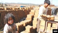 В строительном секторе Китая заняты даже несовершеннолетние