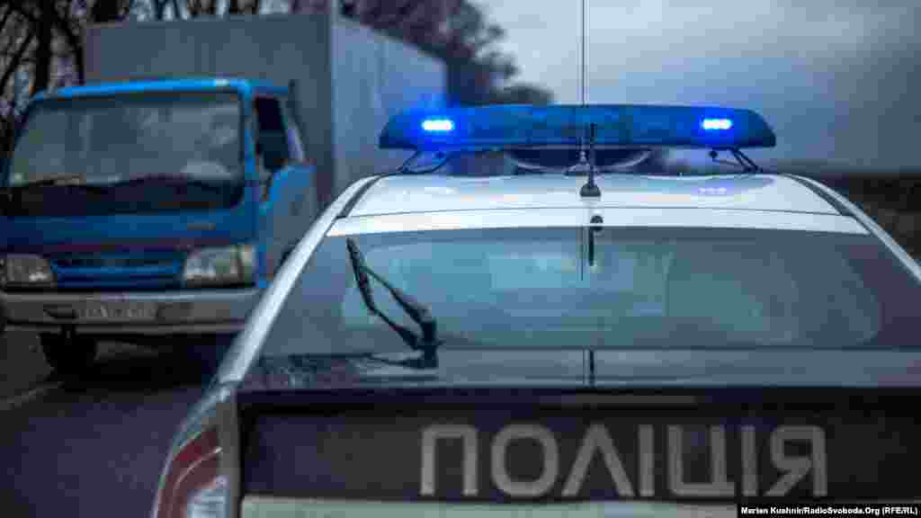 Поліція намагалися скеровувати водіїв задовго до перекритого шляху на іншу дорогу.