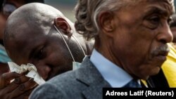 Філонайз Флойд (плаче на задньому плані після виступу на похороні брата)