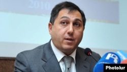 Омбудсмен Армен Арутюнян на пресс-конференции, Ереван, 2 февраля 2011 г.  