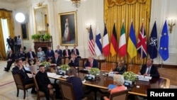 Палітычныя лідэры Эўропы, ЗША і Ўкраіны на перамовах у Вашынгтоне 18 жніўня 2025 году