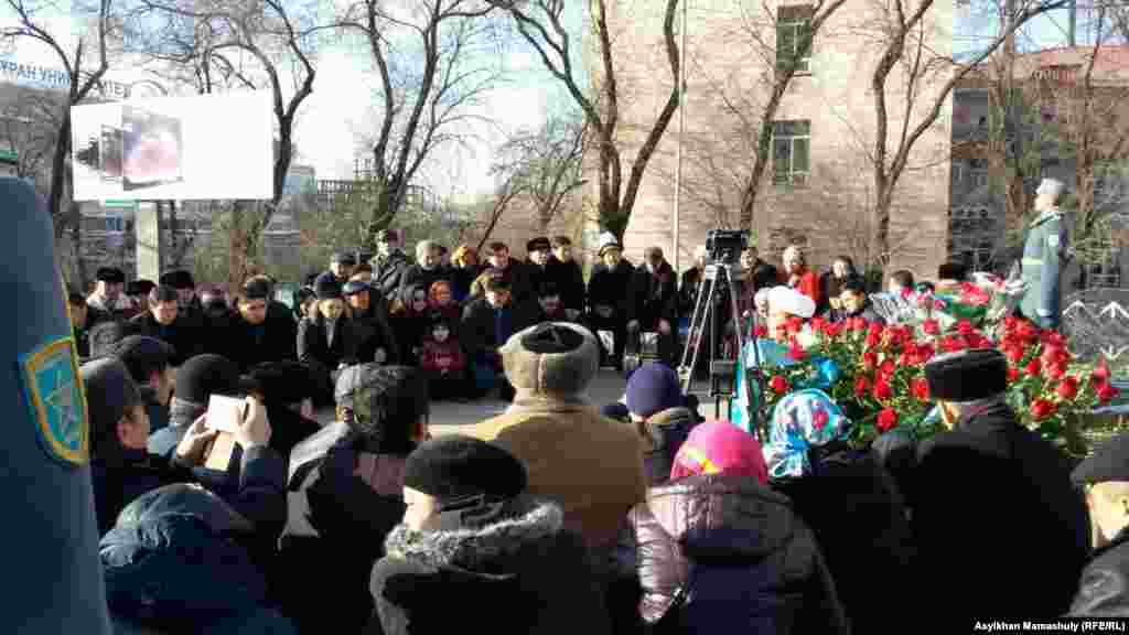 Поминальная молитва в память о жертвах Декабрьских событий 1986 года в Алматы.