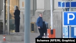 За годину те ж авто привезло чоловічий костюм – і той же чоловік заніс його на паркінг