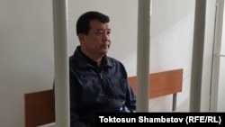 Икрамжан Илмиянов сот жараянында отурган кези. 30-октябрь, 2019-жыл.
