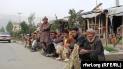 عکس آرشیف: تعدادی از افراد که کار های خود را از دست داده و در بی سرنوشتی به سر می‌برند