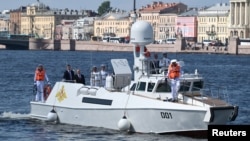 Президент России Владимир Путин на борту патрульного катера «Раптор» в День Военно-Морского Флота России в Санкт-Петербурге, Россия, 27 июля 2025 года (иллюстративное фото)