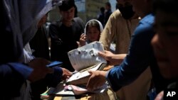 پس از رویداد انفجار در نزدیکی مکتب سیدالشهدا در غرب کابل.