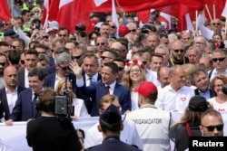 Польська правляча партія проводить «Патріотичний марш» у Варшаві
