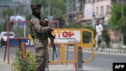 Индиялык аскер Сринагар шаарындагы көчөлөрдүн биринде күзөттө турат. 30-апрель, 2025-жыл.