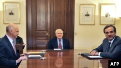 Հունաստանի վարչապետը (ձ), նախագահը (կ) եւ ընդդիմադիր կուսակցության ղեկավարը(աջ) հանդիպում են նախագահի նստավայրում, 6 նոյեմբեր, 2011