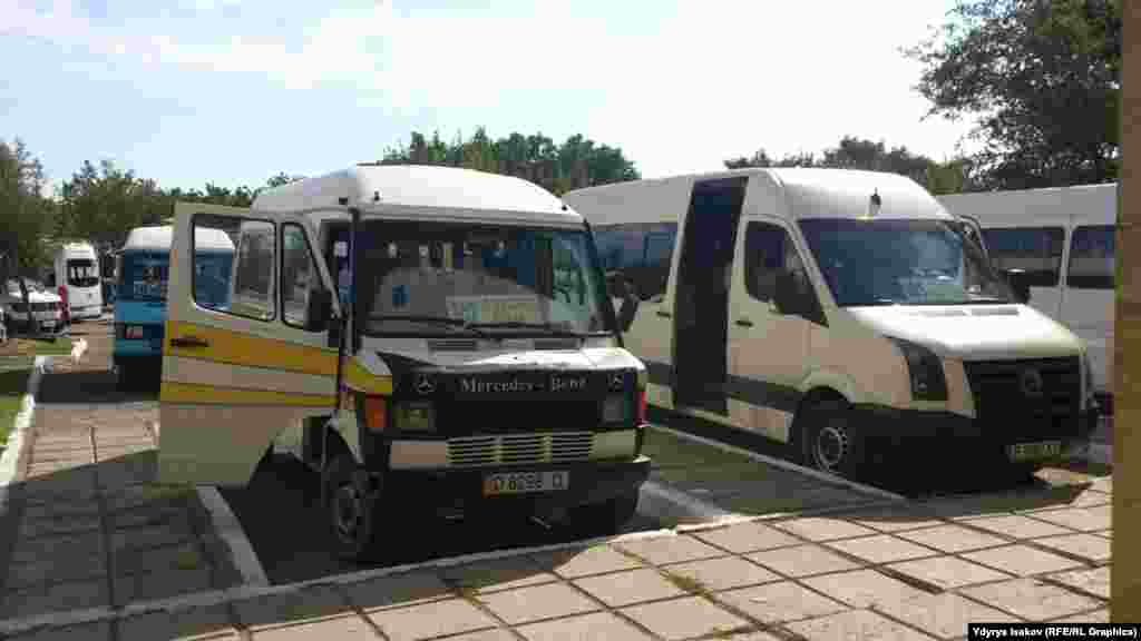 Айдоочулар жаңы бекетте кардар жок экенин айтып, нааразы болуп жатышат.