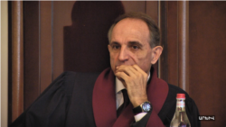 Ոստիկաններն արգելել են ՍԴ նախկին անդամ Հրանտ Նազարյանին մտնել Սահմանադրական դատարան