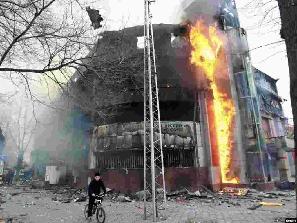 Горящий супермаркет в Бишкеке, 8 апреля 2010 года.