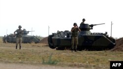 Türk esgerleri Şanlyurfa welaýatynyň Akçakale obasynyň golaýyndaky Türkiýe-Siriýa serhedinde, 7-nji oktýabr.