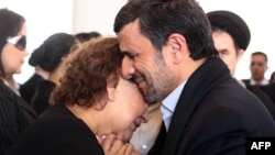 Венесуэла -- Иран президенти Ахмадинежад маркум Уго Чавестин энеси Элена Фриаска көңүл айтууда. Каракас, 8-март, 2013 