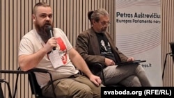 Зь мікрафонам — былы беларускі ваяр ва Ўкраіне Аляксандар Навуковіч («Лахвіч»). Побач зь ім — беларус зь Люксэмбургу Міхаіл Кучараў