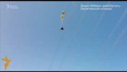 Зымга илинип калган парашютчу