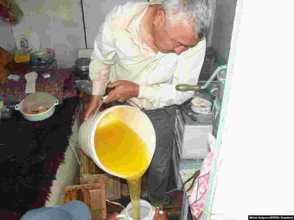 Эркинбек бир сезондо 1,5 тоннага чейин бал алат жана&nbsp;бир килограммын 300 сомдон сатат.&nbsp;