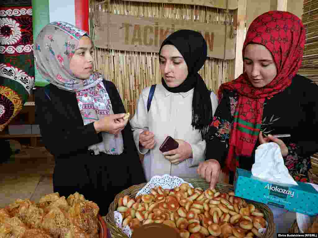 13 өлкөдөн келген ашпозчулардын жасаган тамактары фестиваль өтүп жаткан аянттын чок ортосунда жайгаштырылды.