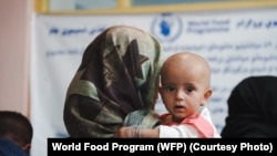 Маці з дачкой у клініцы ў Афганістане, якая працуе пры падтрымцы Усясьветнай праграмы харчаваньня ў галіне недаяданьня. Архіўнае фота