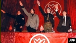 Члены РНЕ используют нацистское приветствие