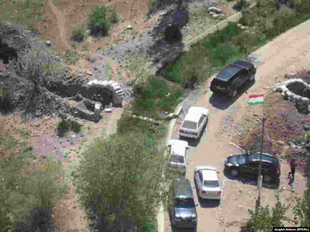 Тажикстандын аскерлери &quot;Головной&quot; суу бөлүштүрүүчү жайында окоп казып, желегин орнотуп алган сүрөт социалдык тармактарга тарады.&nbsp;