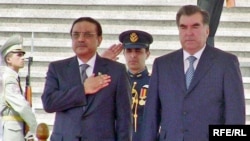 Tajikistan - President Emomali Rahmon (L) with his Pakistani counterpart Asif Ali Zardari in Dushanbe, 29Jul2009