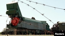 Ракета СС-24 готова до вивезення після вилучення із бункера під Первомайськом. 13 серпня 1998 року. Україна добровільно віддала ядерну зброю під гарантії безпеки від Росії та США 