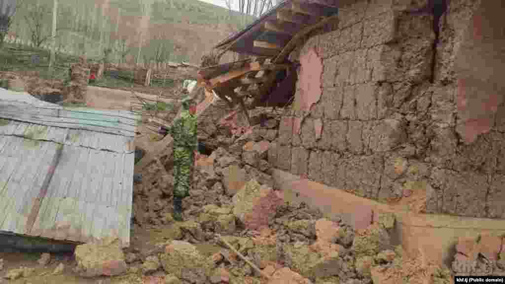 Землетрясение в Таджикистане: погиб ребёнок, разрушены десятки домов. Фото Комитета по черезвычайным ситуациям Таджикистана