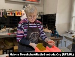 Мирослава Дяк виготовляє різдвяну свічку