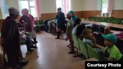 Баткенде чек арадагы коогада ондогон адам там-ташы жок калды. 