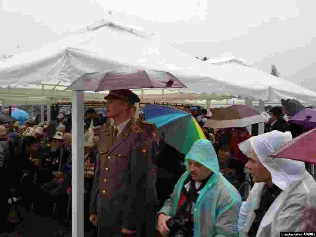 Экинчи Дүйнөлүк согушка жалпысынан 365 миң кыргызстандык катышып, алардын 114 миңден ашыгы кайтпай калган.&nbsp;