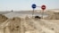 Дорожные знаки на строящейся дороге в Туркменистане. Иллюстративное фото.