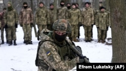 Киевде машыгып жаткан украиналык ыктыярдуу аскердик кошуундардын мүчөлөрү.  22-январь, 2022-жыл. 