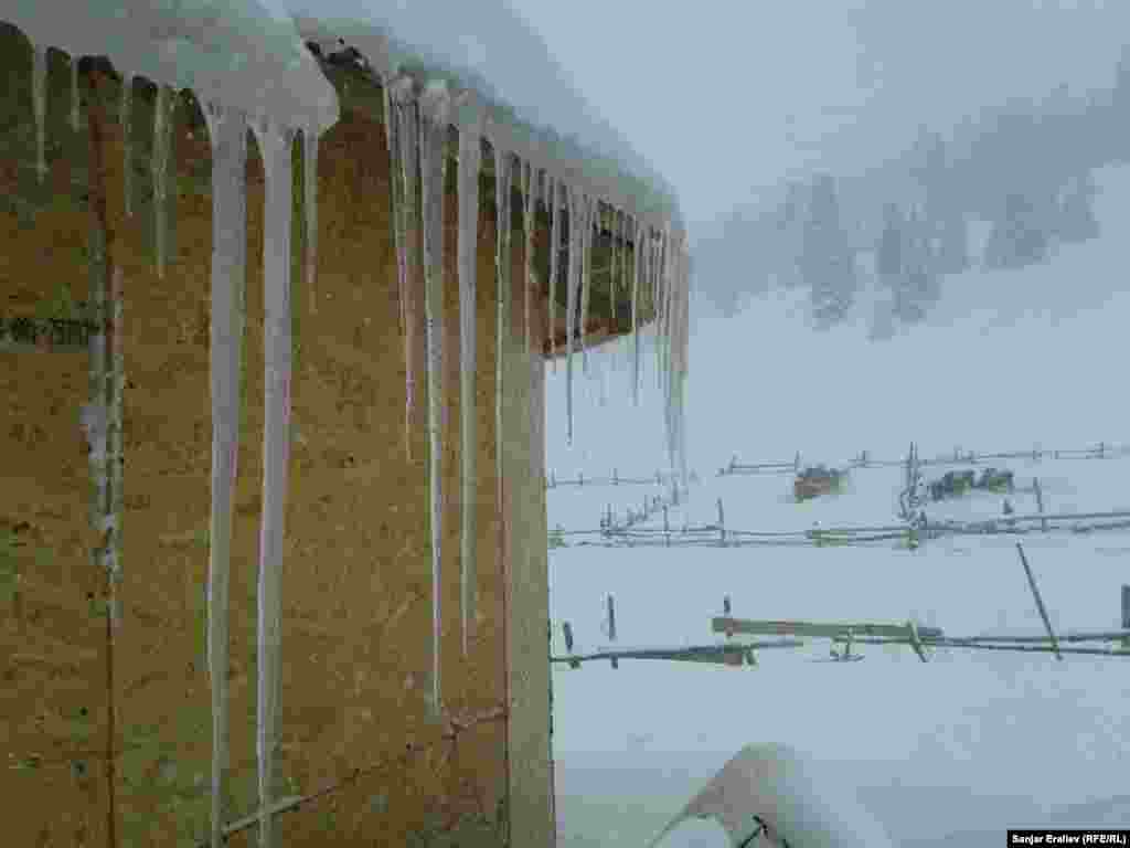 Жыргалаң өрөөнүндө ушул күндөрү 1-1,5 метр кар бар. Аяздын күчү -20 градуска жетүүдө.