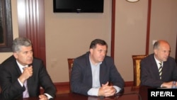 Боснійськохорватський опозиціонер Драґан Чович, боснійськосербський прем’єр Милорад Додик і міжнародний представник у Боснії Валентін Інцко, зліва направо