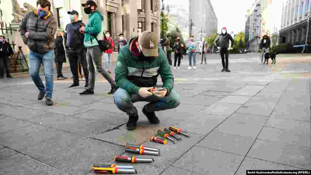 Серед учасників акції були адвокат потерпілих Євгенія Закревська, адвокат Масі Найєм, громадський активіст Сергій Стерненко, волонтер і активіст Роман Синіцин
