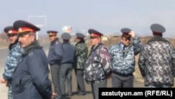 Полиция следит за движением транспорта на дорогах, ведущих в Ереван, 1 марта 2011 г.