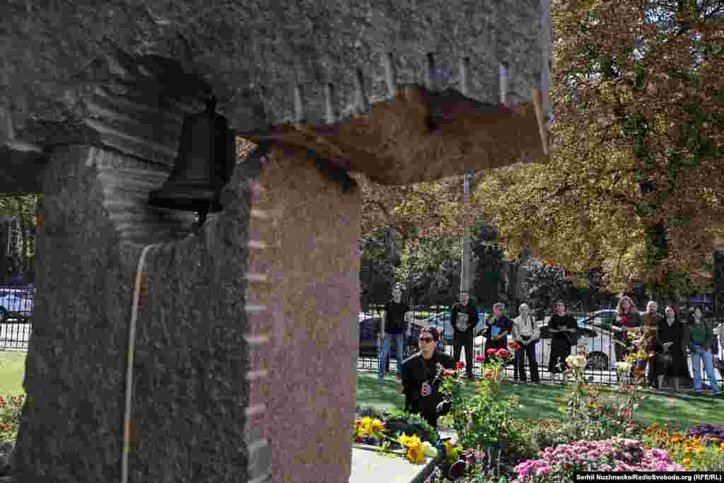 Учасники акції прийшли вшанувати пам'ять вбитого журналіста до місця поховання Георгія Ґонґадзе