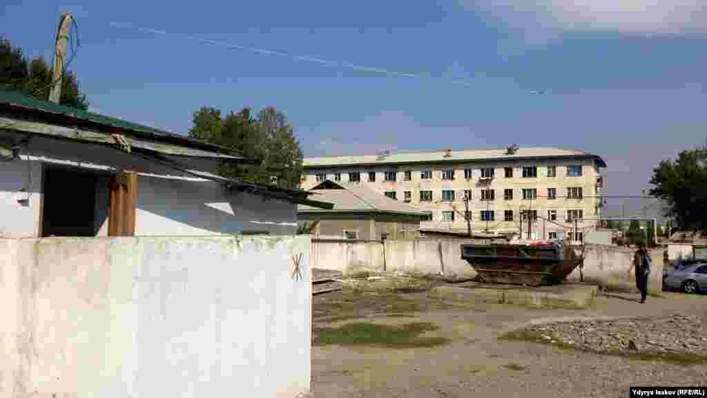 Ош шаарынын Салиева көчөсүндөгү бир нече көп кабаттуу жатаканага жалгыз ажаткана бар.