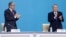 Президент Казахстана Касым-Жомарт Токаев и бывший президент Нурсултан Назарбаев на съезде правящей партии «Нур Отан» в Нур-Султане, Казахстан, 23 апреля 2019 года.