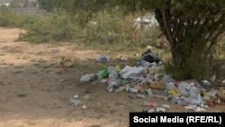 Президент Жапаров көл жээгинде тарткан таштандылардын бири. 