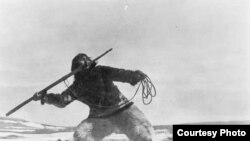 «Первый документальный фильм "Нанук с Севера" имел огромный зрительский успех. Отзвук этого успеха — название сорта мороженого "эскимо", появившегося тогда в буфетах кинотеатров». [Фото — <a href="http://www.krugosvet.ru/" target="_blank">КРУГОСВЕТ</a>]