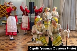 Жіночий колектив «Sevda gülü / Ніжна троянда» з села Котловина (Болбока) Ізмаїльського району Одеської області під час виконання танцю «Șeremet gagauzlar / Працьовиті гагаузи»