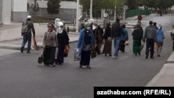 Сотрудники госучреждений Туркменистана на субботнике (иллюстративное фото) 