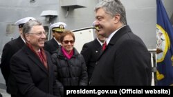 Предствник Держдепартаменту США в Україні Курт Волкер (л), посол США в Україні Марі Йованович та президент України Петро Порошенко