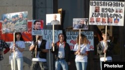 «Հիմնադիր խորհրդարան»-ի աջակիցները բողոքի ակցիայի ժամանակ, 17-ը ապրիլի, 2015թ․