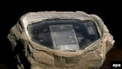 Британские спецслужбы снова не дают покоя российским коллегам. Чудо-камень, посредством которого, по утверждению ФСБ, московские агенты MI6 сбрасывали секретную иноформацию шпионского толка два года назад