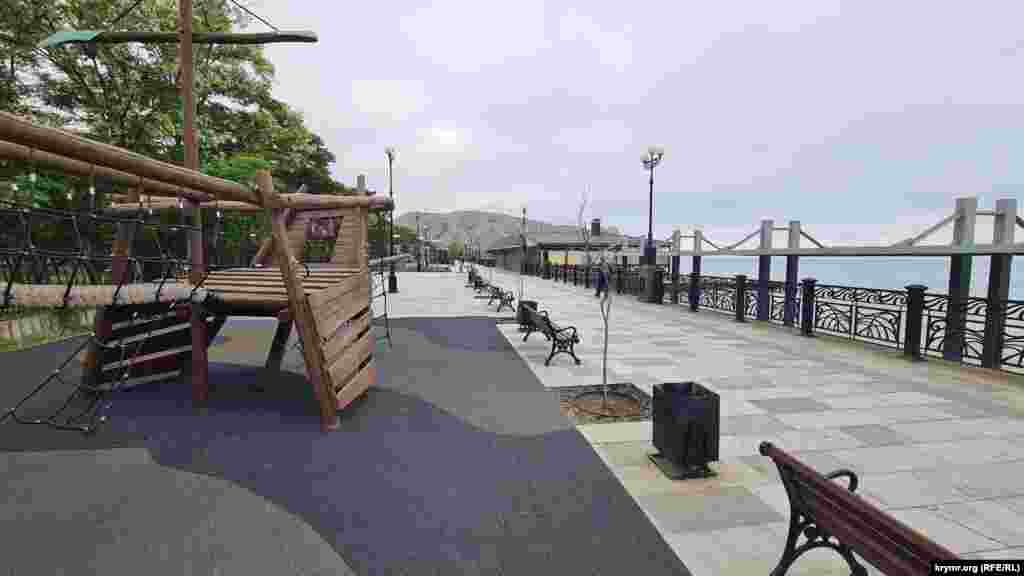 Yalı kenarında quruğan tereçikler yerli akimiyetniñ baqmağanını köstere sanki, Sudaq, Qırım, 2025 senesi iyünniñ başı