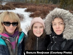 Вольга Яноўская з маці Ліліяй і дачкой Віліяй. Архіўнае фота